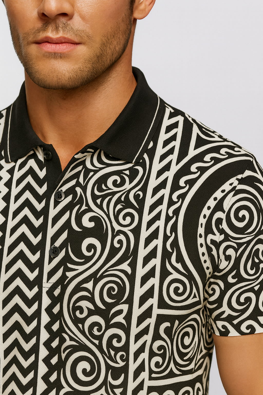 Monarca Polo – Elegant Stil med Sort-Hvidt Geometrisk Mønster