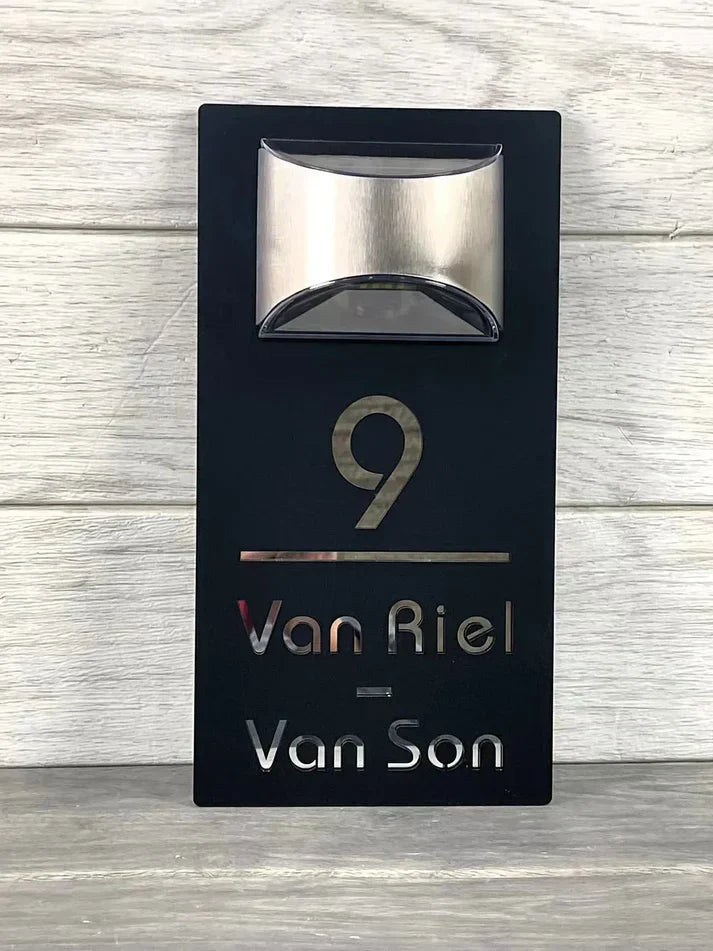 Panneau de numéro de maison personnalisé à énergie solaire